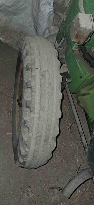 Tractor viñedo John Deere 1035 EV.