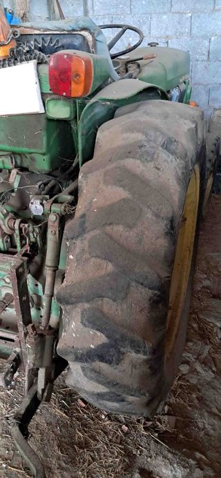 Tractor viñedo John Deere 1035 EV.