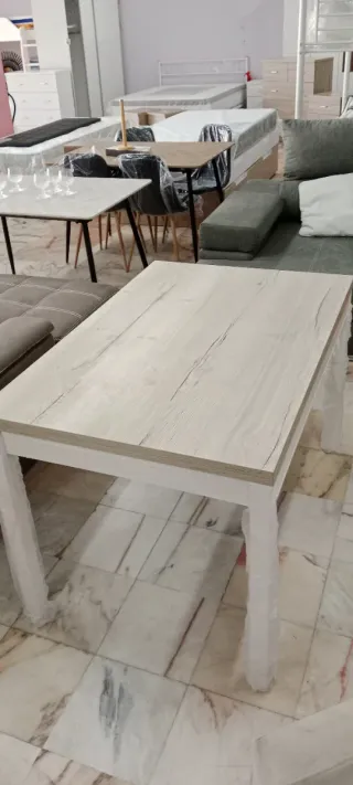 Mesa extensible con superficie laminada Menta