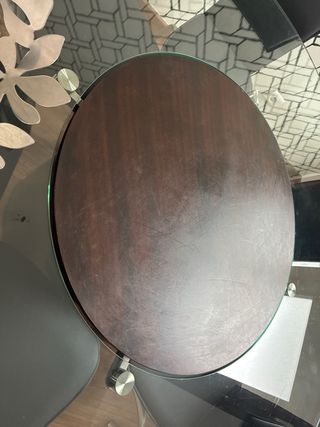 Mesa comedor cristal y 6 sillas negras.