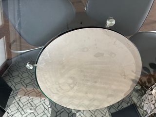 Mesa comedor cristal y 6 sillas negras.