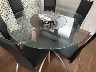 Mesa comedor cristal y 6 sillas negras.