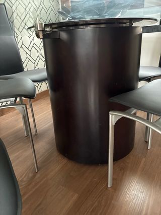 Mesa comedor cristal y 6 sillas negras.