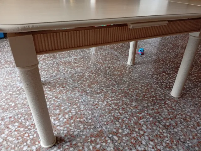 Mesa extensible de comedor beige