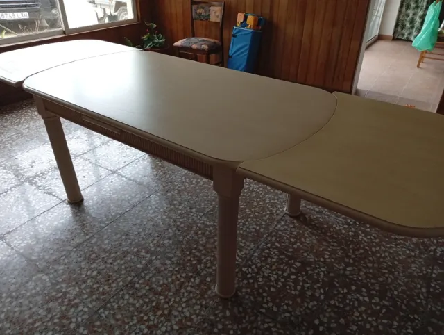 Mesa extensible de comedor beige