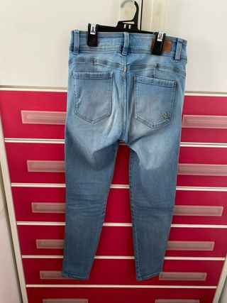 Leggings azul claro diseño con rotos