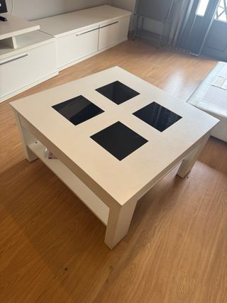 Mesa de centro blanca con detalles negros