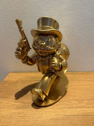 Statua Mr. Monopoly con sacco di Soldi e Pistola