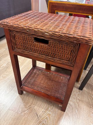 Mesita de noche de mimbre y madera