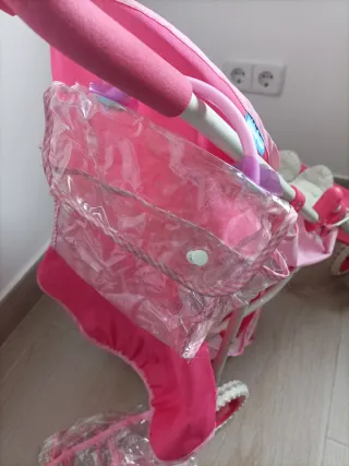 Sillita de muñeca rosa con muñeca