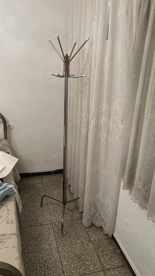 Perchero de pie metal y madera