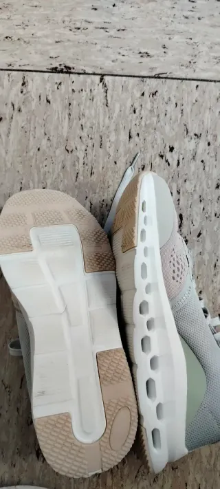 Zapatillas grises y blancas