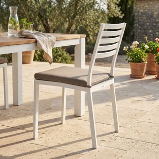 Sedia Bianca da Giardino Impilabile in Alluminio