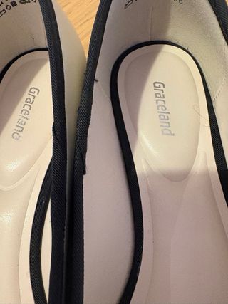 Zapatos planos beige y negro