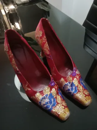 Zapatos de fiesta rojos bordados