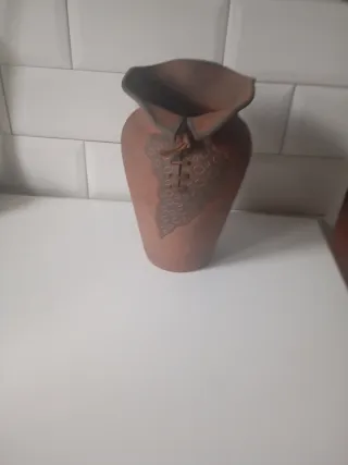 Jarrón de barro decorado