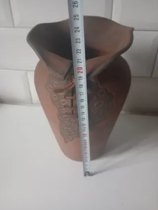 Jarrón de barro decorado