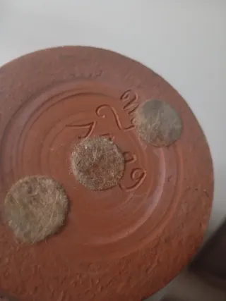 Jarrón de barro decorado