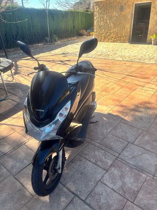 Honda Pcx Negra - Muy Buen Estado
