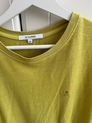 Camiseta Scalpers verde con logo
