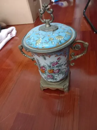 Jarrón de cerámica con tapa y asas