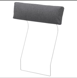 Sofá modular gris con puff de gran capacidad.