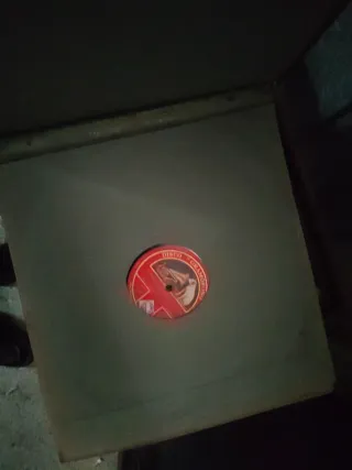 Carpeta Roja La Voz de Su Amo y discos