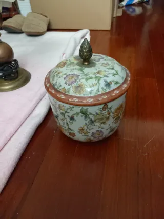 Jarrón de cerámica con tapa