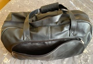 Bolsa de viaje efecto piel negra