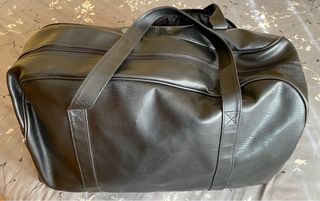 Bolsa de viaje efecto piel negra