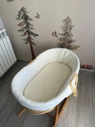 Moisés de mimbre con soporte