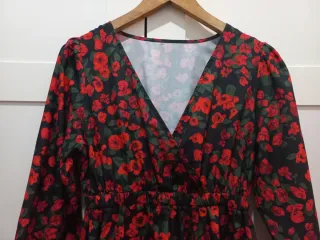 Vestido floral negro y rojo manga larga