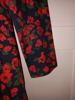 Vestido floral negro y rojo manga larga