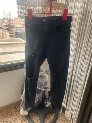 Pantalones vaqueros negros rotos