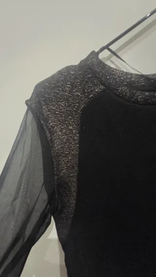 Vestido negro con mangas de tul