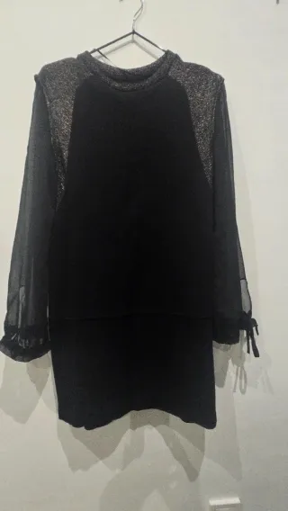 Vestido negro con mangas de tul
