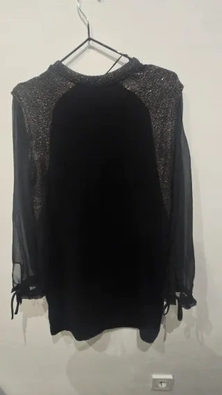 Vestido negro con mangas de tul