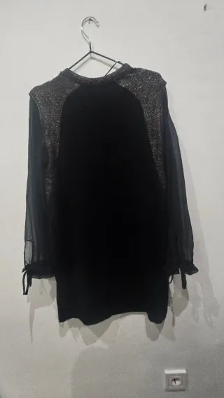 Vestido negro con mangas de tul