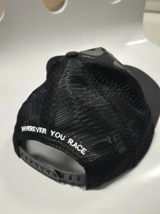 Gorra Compressport Negra y Roja