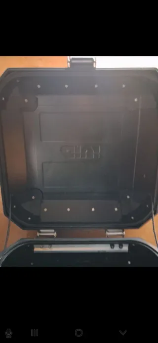 Baúl Givi Trekker Outback 42L Aluminio Negro