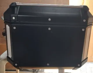 Baúl Givi Trekker Outback 42L Aluminio Negro