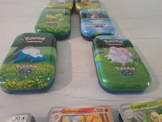 Lotto 6 Tin e 300+ Carte Pokémon