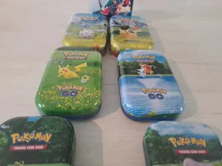 Lotto 6 Tin e 300+ Carte Pokémon