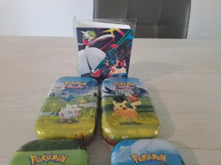 Lotto 6 Tin e 300+ Carte Pokémon