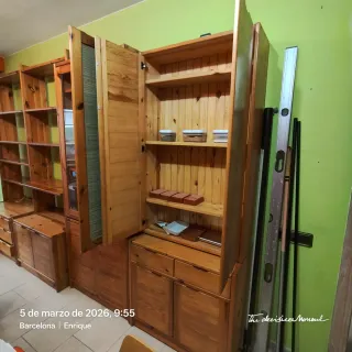 Vitrina de madera maciza con puertas de madera