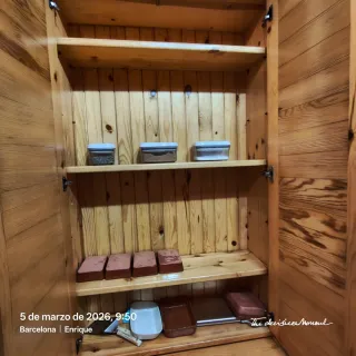 Vitrina de madera maciza con puertas de madera