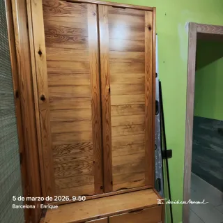 Vitrina de madera maciza con puertas de madera
