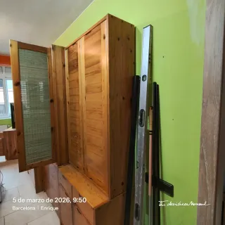 Vitrina de madera maciza con puertas de madera