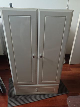 Armario baño pared blanco