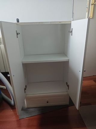 Armario baño pared blanco